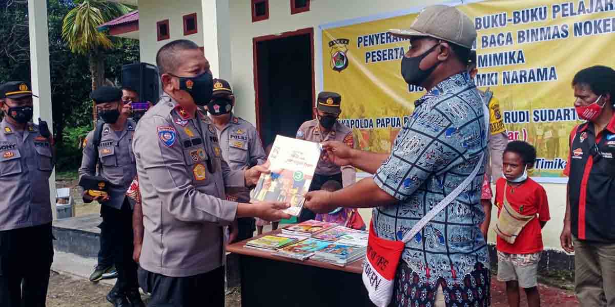 Wakapolda Papua, Brigjen Pol Eko Rudi Sudarto menyerahkan bantuan buku ke anak-anak di Kwamki Narama Timika, Kamis (10/6/2021). Foto: Salmawati Bakri/Papua60detik